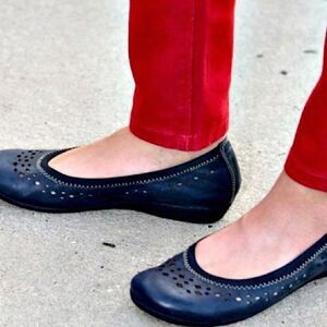 Taos Untold Ballet Flat Leather laser cut Black rounded toe flats-36US 5